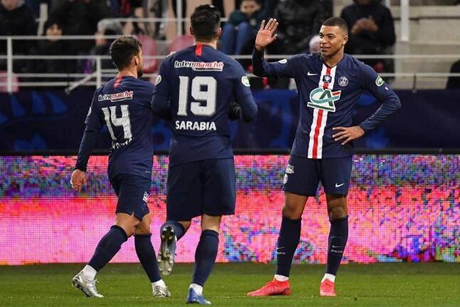  巴黎圣日耳曼三球完胜里昂，领跑积分榜  