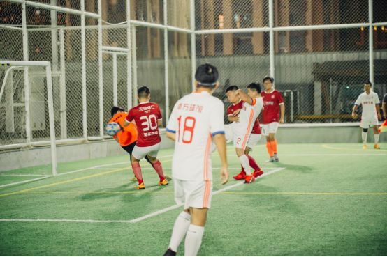  国际米兰庆祝联赛夺冠十连胜  