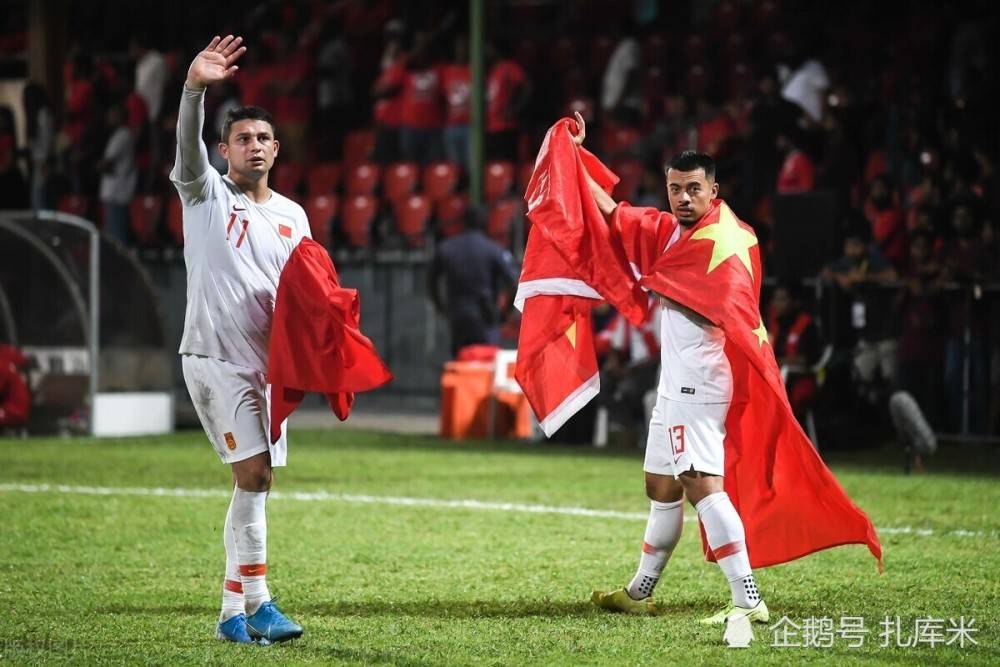  柏林联合主场气势磅礴，球迷助威激发战斗力